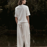 Camiseta Boxy Begônia Preta de Algodão BCI™ Branca Off White Essencial 365. Compre online moda sustentável e atemporal na Minimadeia, marca slow fashion de roupas femininas. Foto produto SET26 06