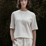 Camiseta Boxy Begônia Preta de Algodão BCI™ Branca Off White Essencial 365. Compre online moda sustentável e atemporal na Minimadeia, marca slow fashion de roupas femininas. Foto produto SET26 09