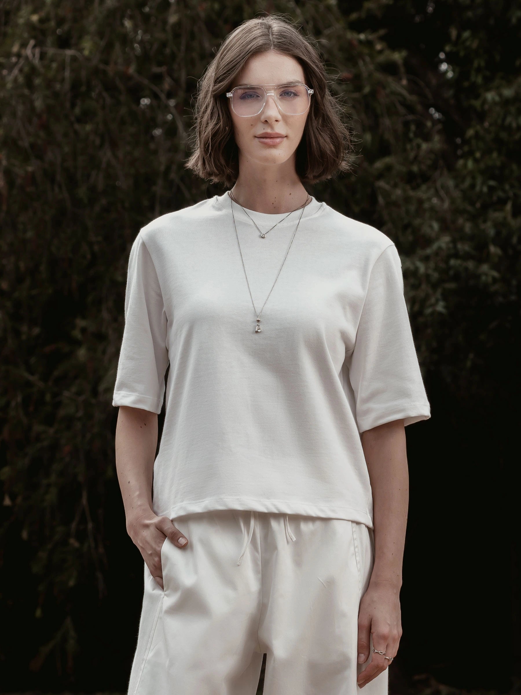 Camiseta Boxy Begônia Preta de Algodão BCI™ Branca Off White Essencial 365. Compre online moda sustentável e atemporal na Minimadeia, marca slow fashion de roupas femininas. Foto produto SET26 09