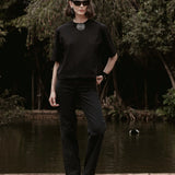Camiseta Boxy Begônia Preta de Algodão BCI™ Preta Essencial 365. Compre online moda sustentável e atemporal na Minimadeia, marca slow fashion de roupas femininas. Foto produto SET26 02