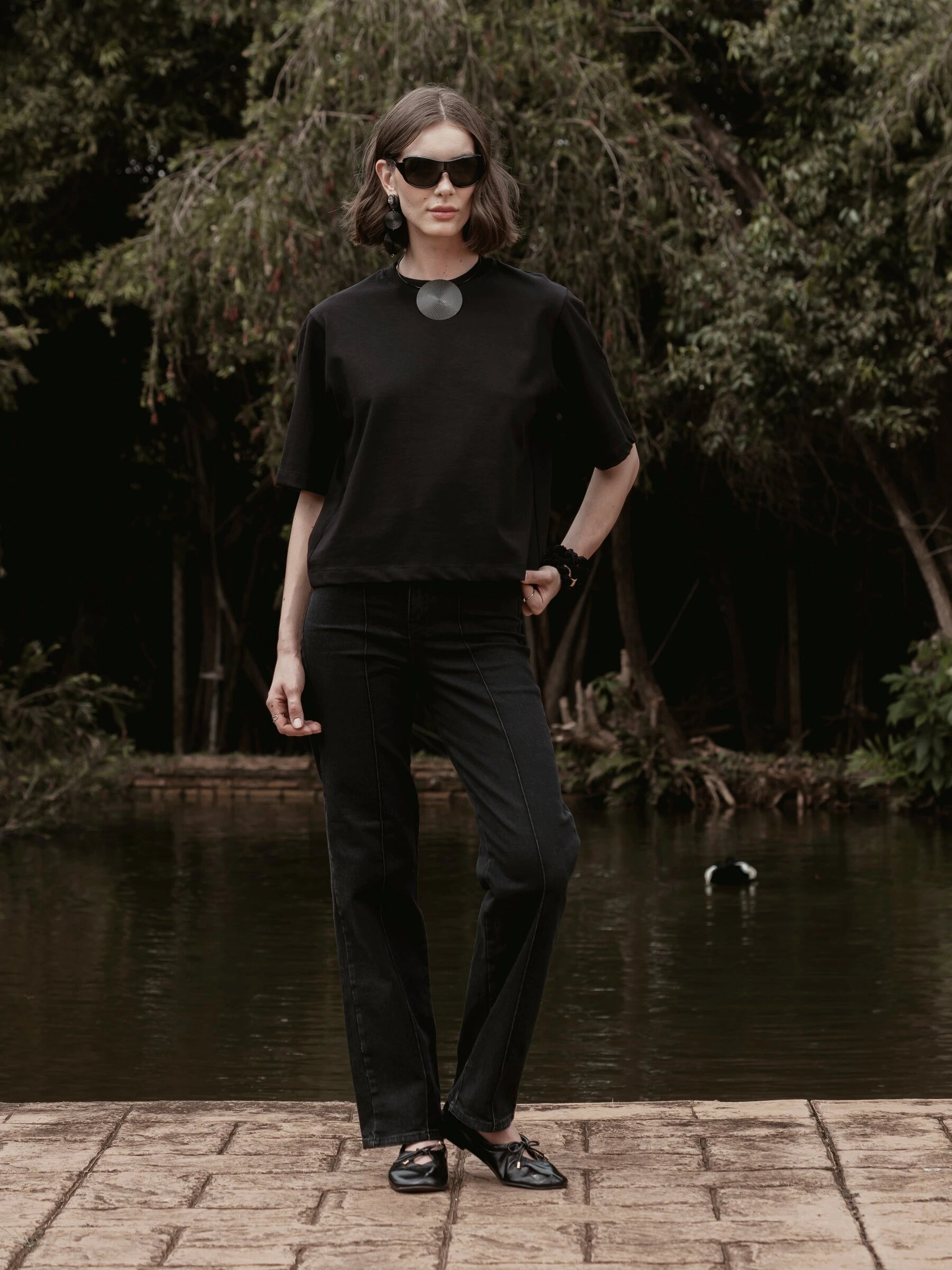 Camiseta Boxy Begônia Preta de Algodão BCI™ Preta Essencial 365. Compre online moda sustentável e atemporal na Minimadeia, marca slow fashion de roupas femininas. Foto produto SET26 02