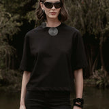 Camiseta Boxy Begônia Preta de Algodão BCI™ Preta Essencial 365. Compre online moda sustentável e atemporal na Minimadeia, marca slow fashion de roupas femininas. Foto produto SET26 05