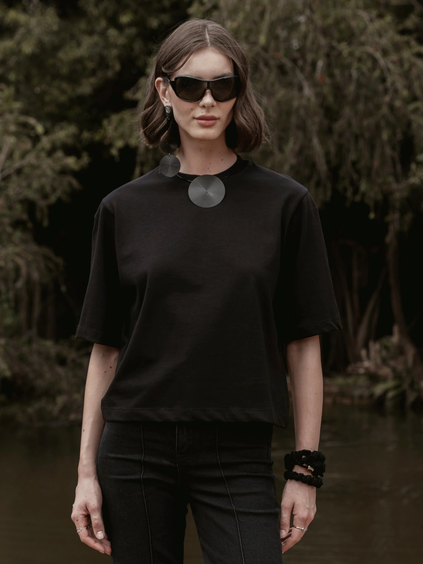 Camiseta Boxy Begônia Preta de Algodão BCI™ Preta Essencial 365. Compre online moda sustentável e atemporal na Minimadeia, marca slow fashion de roupas femininas. Foto produto SET26 05
