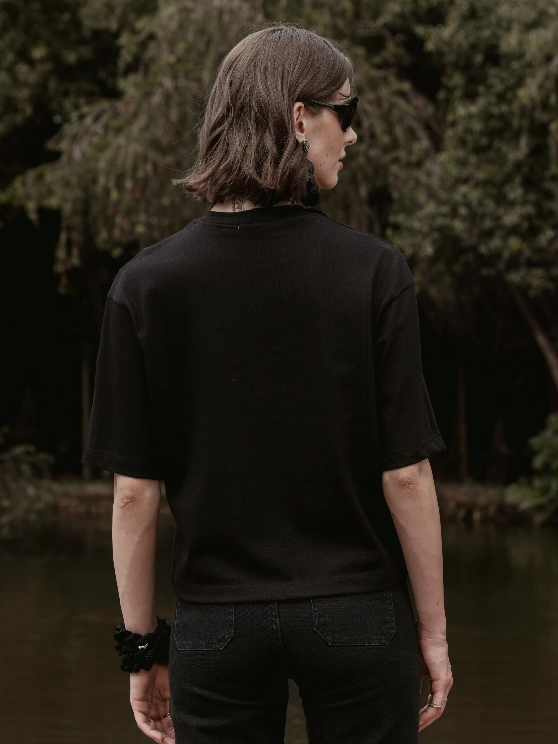 Camiseta Boxy Begônia Preta de Algodão BCI™ Preta Essencial 365. Compre online moda sustentável e atemporal na Minimadeia, marca slow fashion de roupas femininas. Foto produto SET26 06