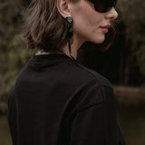 Camiseta Boxy Begônia Preta de Algodão BCI™ Preta Essencial 365. Compre online moda sustentável e atemporal na Minimadeia, marca slow fashion de roupas femininas. Foto produto SET26 07