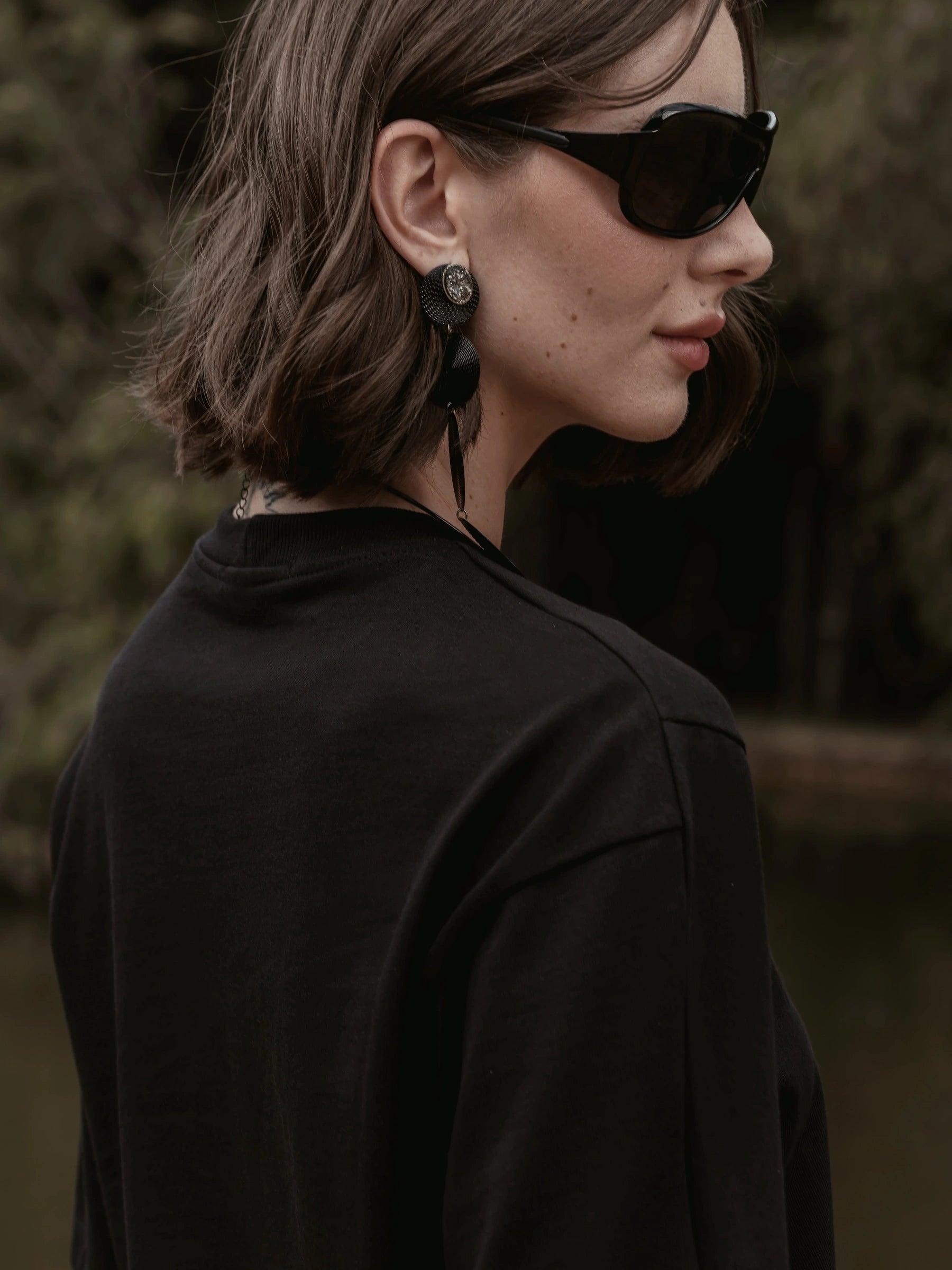 Camiseta Boxy Begônia Preta de Algodão BCI™ Preta Essencial 365. Compre online moda sustentável e atemporal na Minimadeia, marca slow fashion de roupas femininas. Foto produto SET26 07
