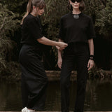 Camiseta Boxy Begônia Preta de Algodão BCI™ Preta Essencial 365. Compre online moda sustentável e atemporal na Minimadeia, marca slow fashion de roupas femininas. Foto produto SET26 09