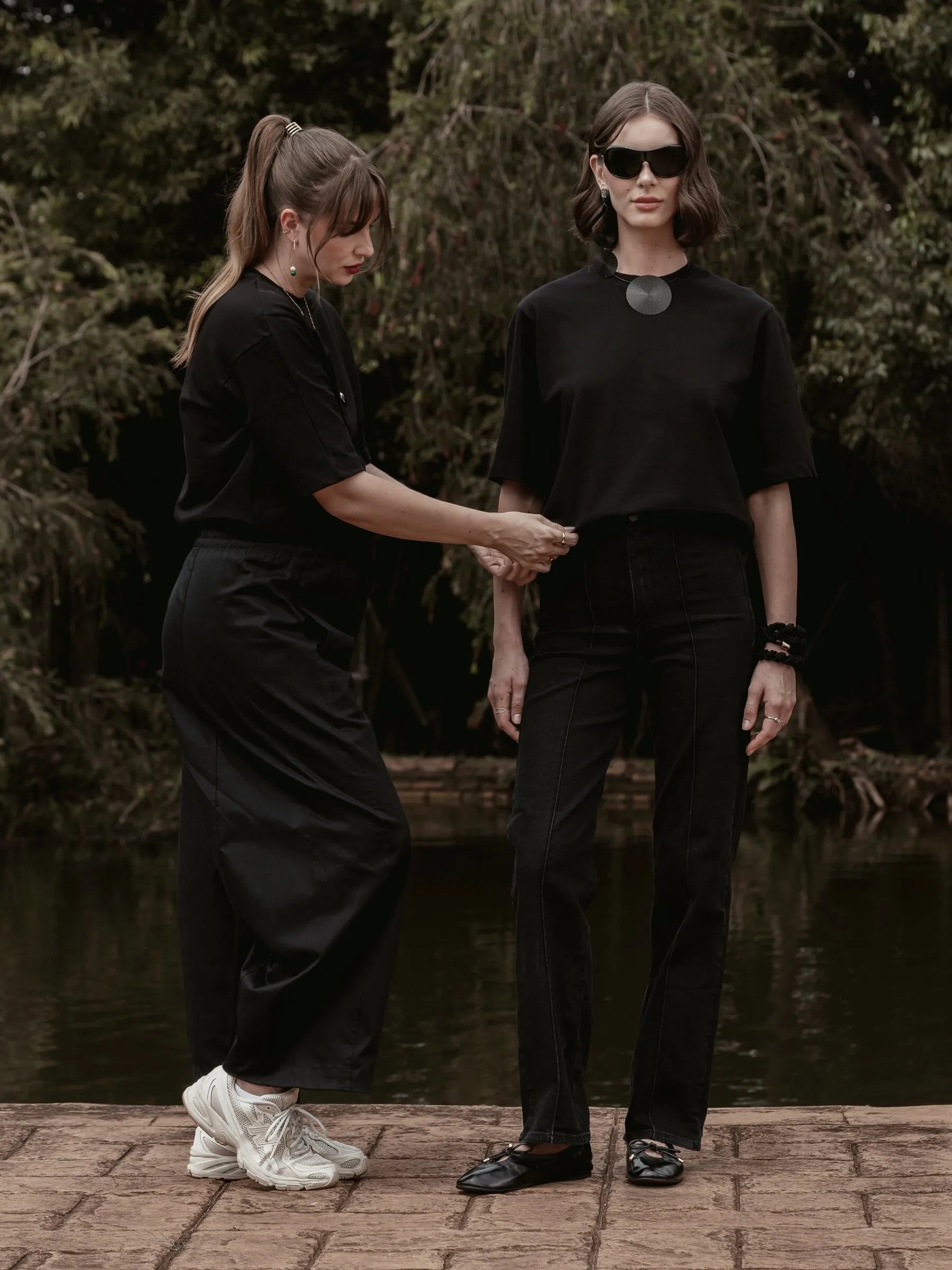 Camiseta Boxy Begônia Preta de Algodão BCI™ Preta Essencial 365. Compre online moda sustentável e atemporal na Minimadeia, marca slow fashion de roupas femininas. Foto produto SET26 09