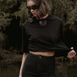 Camiseta Boxy Begônia Preta de Algodão BCI™ Preta Essencial 365. Compre online moda sustentável e atemporal na Minimadeia, marca slow fashion de roupas femininas. Foto produto SET26 12