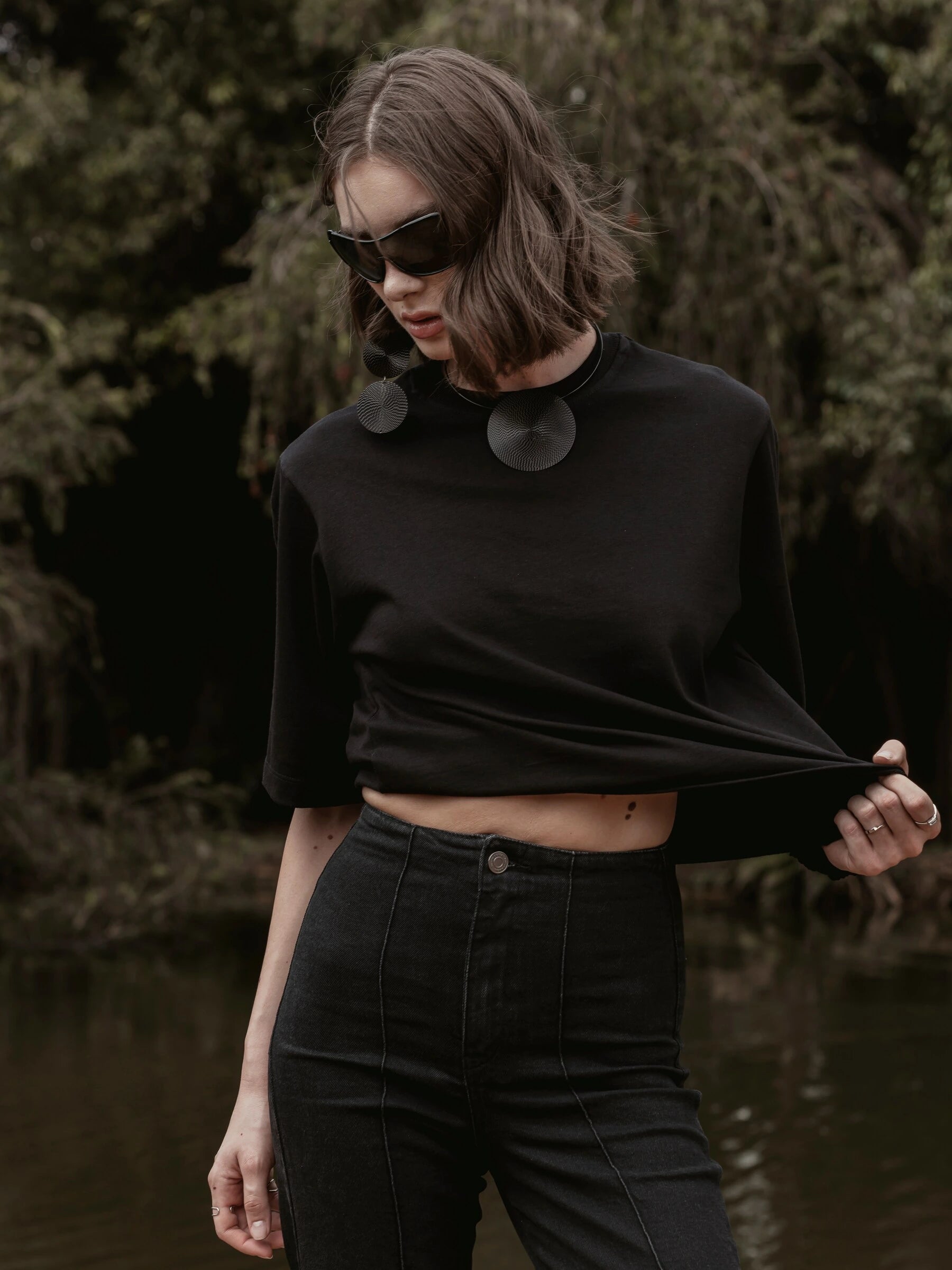 Camiseta Boxy Begônia Preta de Algodão BCI™ Preta Essencial 365. Compre online moda sustentável e atemporal na Minimadeia, marca slow fashion de roupas femininas. Foto produto SET26 12