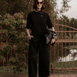 Camiseta Boxy Begônia Preta de Algodão BCI™ Preta Essencial 365. Compre online moda sustentável e atemporal na Minimadeia, marca slow fashion de roupas femininas. Foto produto SET26 13