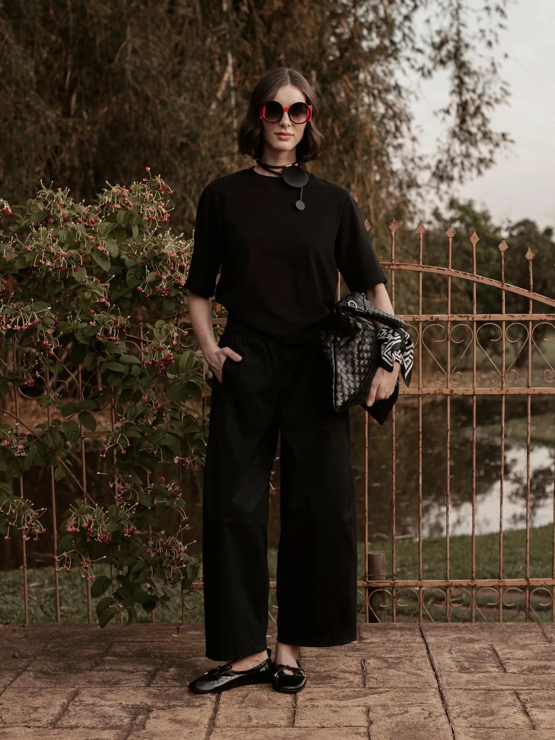 Camiseta Boxy Begônia Preta de Algodão BCI™ Preta Essencial 365. Compre online moda sustentável e atemporal na Minimadeia, marca slow fashion de roupas femininas. Foto produto SET26 13