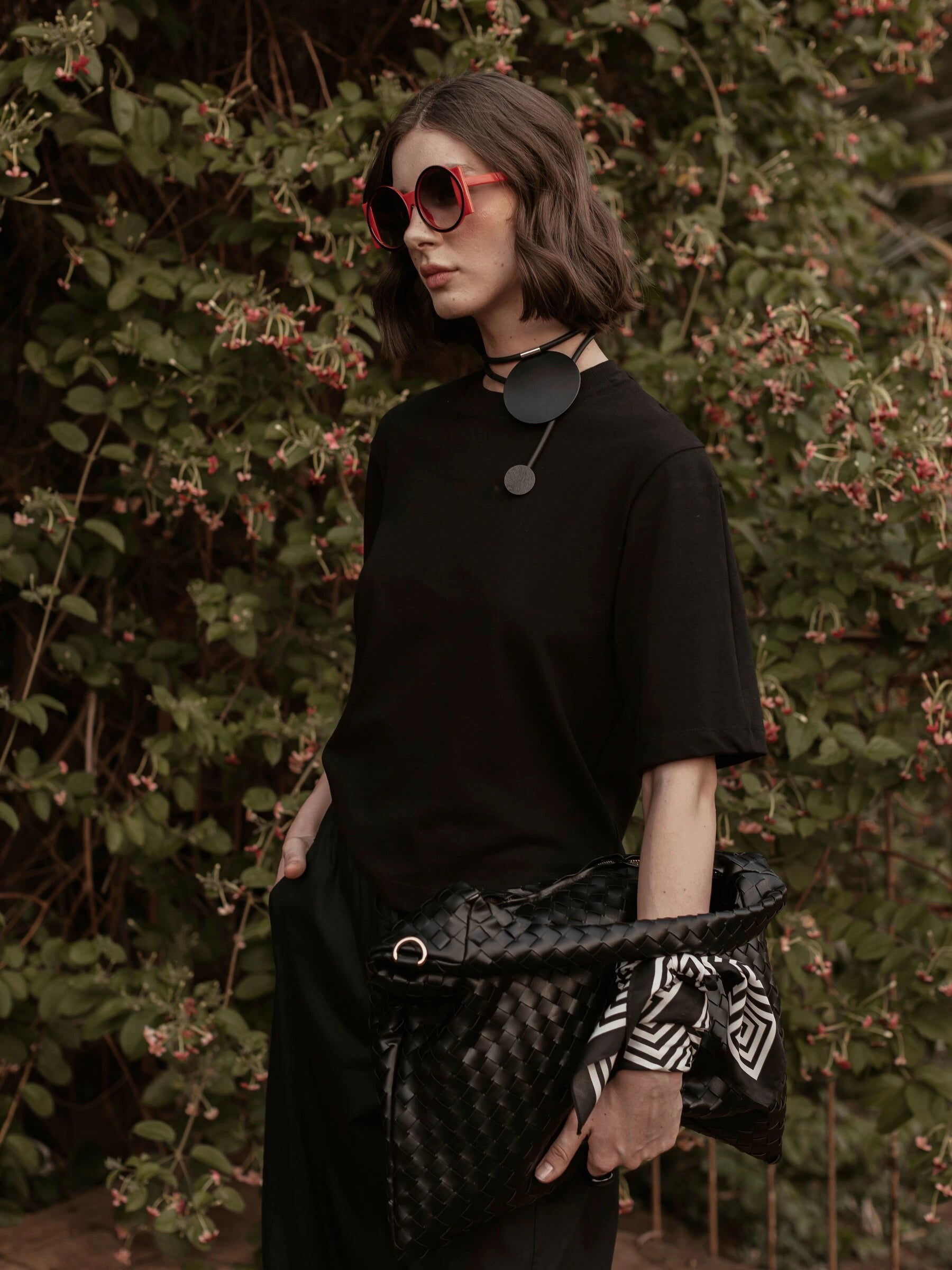 Camiseta Boxy Begônia Preta de Algodão BCI™ Preta Essencial 365. Compre online moda sustentável e atemporal na Minimadeia, marca slow fashion de roupas femininas. Foto produto SET26 16