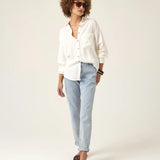 Calça Jeans Mom Jequitibá Azul Claro Eco Denim™. Compre online moda sustentável e atemporal na Minimadeia, marca slow fashion de roupas femininas. Foto produto ABR25 01