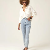 Calça Jeans Mom Jequitibá Azul Claro Eco Denim™. Compre online moda sustentável e atemporal na Minimadeia, marca slow fashion de roupas femininas. Foto produto ABR25 02