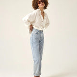 Calça Jeans Mom Jequitibá Azul Claro Eco Denim™. Compre online moda sustentável e atemporal na Minimadeia, marca slow fashion de roupas femininas. Foto produto ABR25 03
