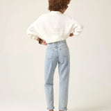 Calça Jeans Mom Jequitibá Azul Claro Eco Denim™. Compre online moda sustentável e atemporal na Minimadeia, marca slow fashion de roupas femininas. Foto produto ABR25 05