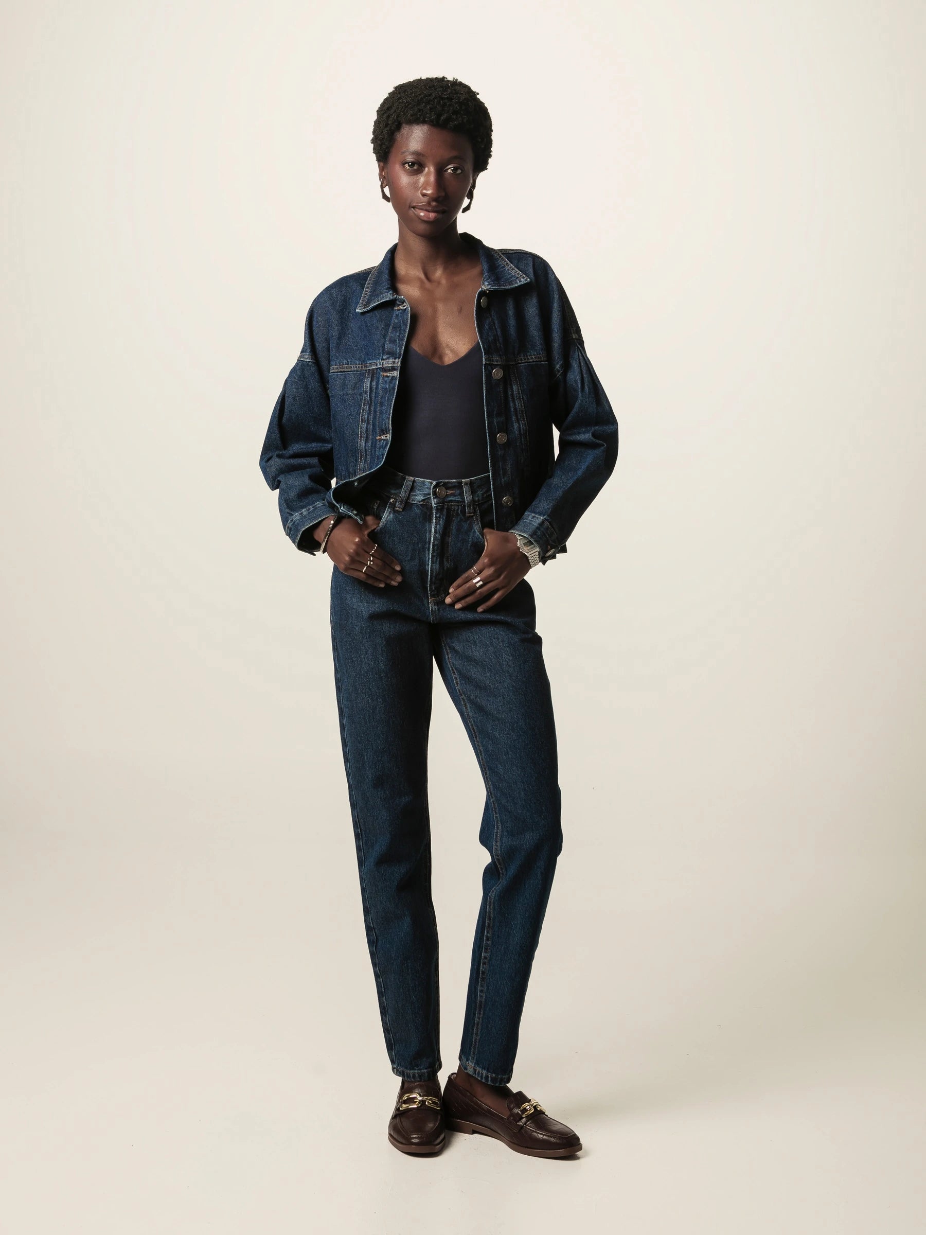 Calça Jeans Mom Jequitibá Azul Escuro Eco Denim™. Compre online moda sustentável e atemporal na Minimadeia. Roupas femininas estilosas, básicas e sustentáveis. Foto produto JUN26 01