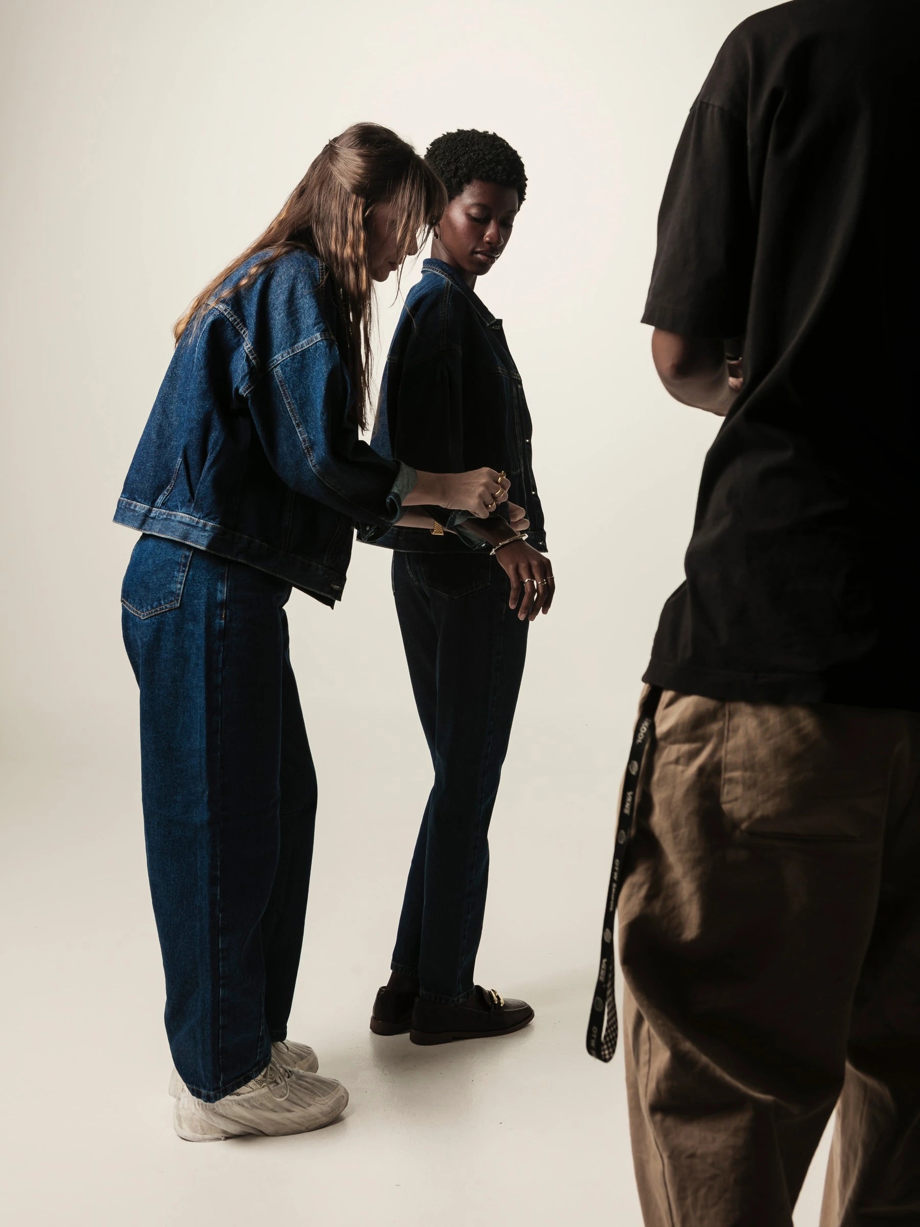 Calça Jeans Mom Jequitibá Azul Escuro Eco Denim™. Compre online moda sustentável e atemporal na Minimadeia. Roupas femininas estilosas, básicas e sustentáveis. Foto produto JUN26 04
