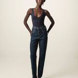 Calça Jeans Mom Jequitibá Azul Escuro Eco Denim™. Compre online moda sustentável e atemporal na Minimadeia. Roupas femininas estilosas, básicas e sustentáveis. Foto produto JUN26 05