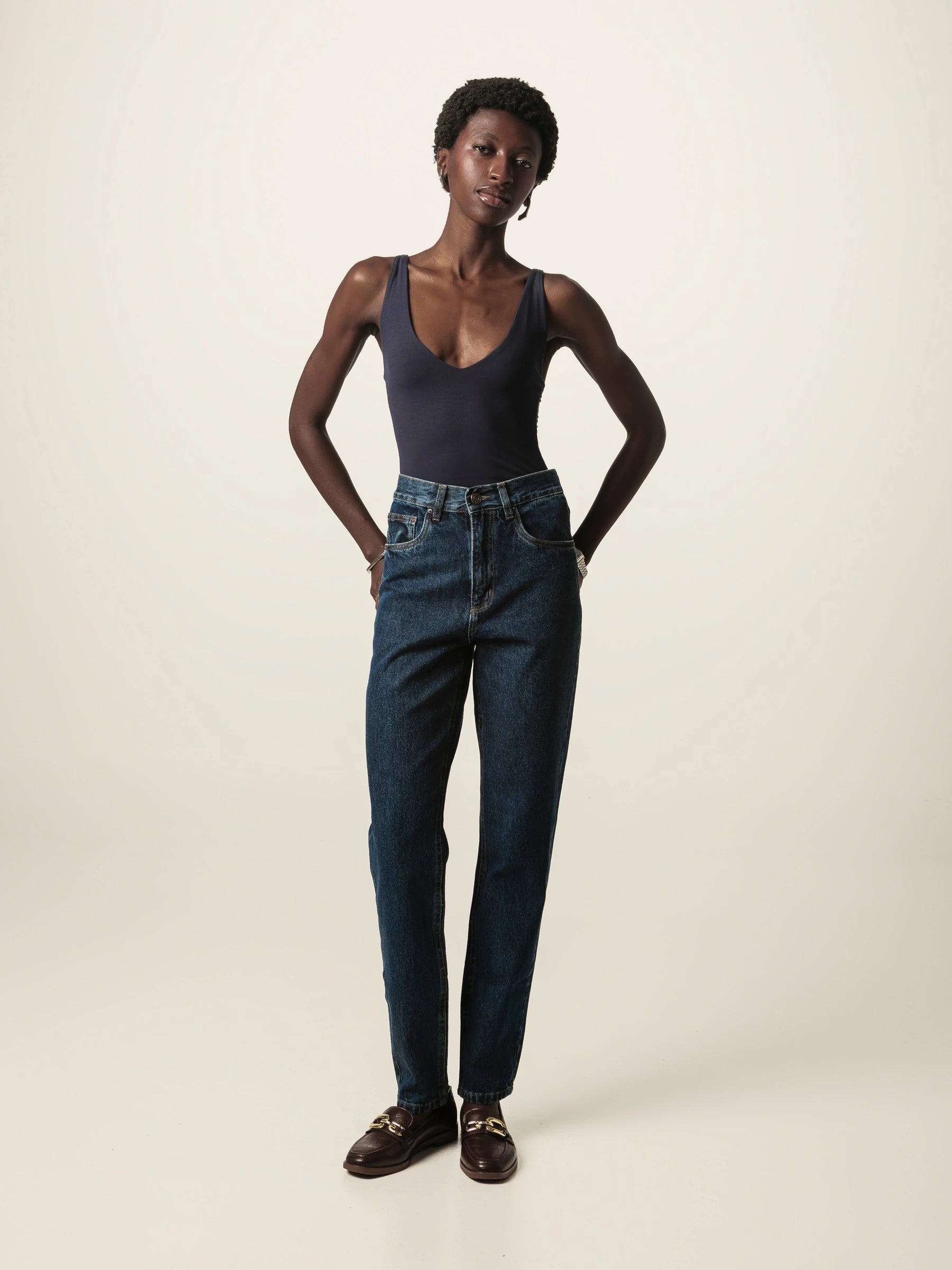 Calça Jeans Mom Jequitibá Azul Escuro Eco Denim™. Compre online moda sustentável e atemporal na Minimadeia. Roupas femininas estilosas, básicas e sustentáveis. Foto produto JUN26 05