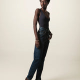 Calça Jeans Mom Jequitibá Azul Escuro Eco Denim™. Compre online moda sustentável e atemporal na Minimadeia. Roupas femininas estilosas, básicas e sustentáveis. Foto produto JUN26 06