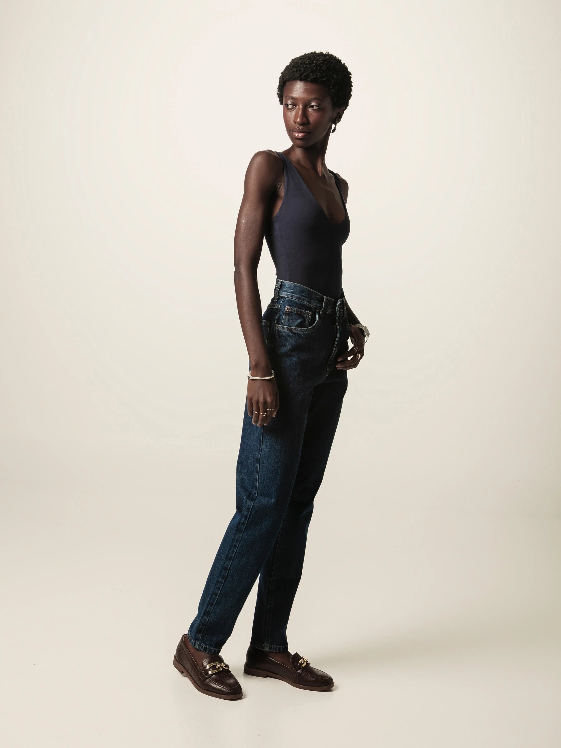 Calça Jeans Mom Jequitibá Azul Escuro Eco Denim™. Compre online moda sustentável e atemporal na Minimadeia. Roupas femininas estilosas, básicas e sustentáveis. Foto produto JUN26 06