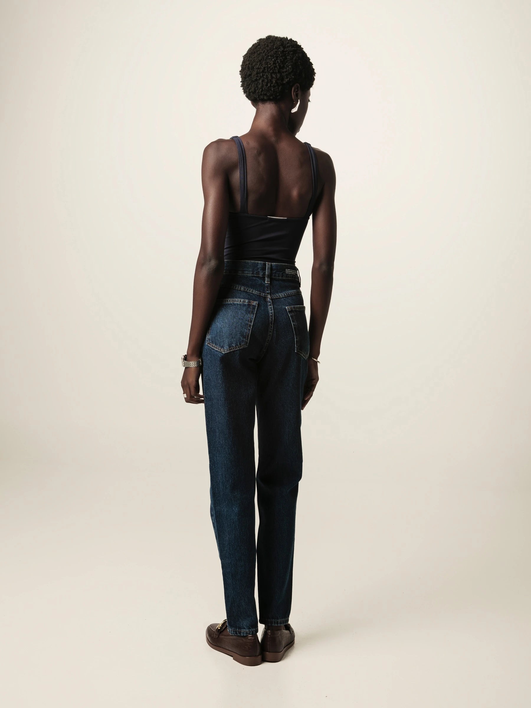 Calça Jeans Mom Jequitibá Azul Escuro Eco Denim™. Compre online moda sustentável e atemporal na Minimadeia. Roupas femininas estilosas, básicas e sustentáveis. Foto produto JUN26 07