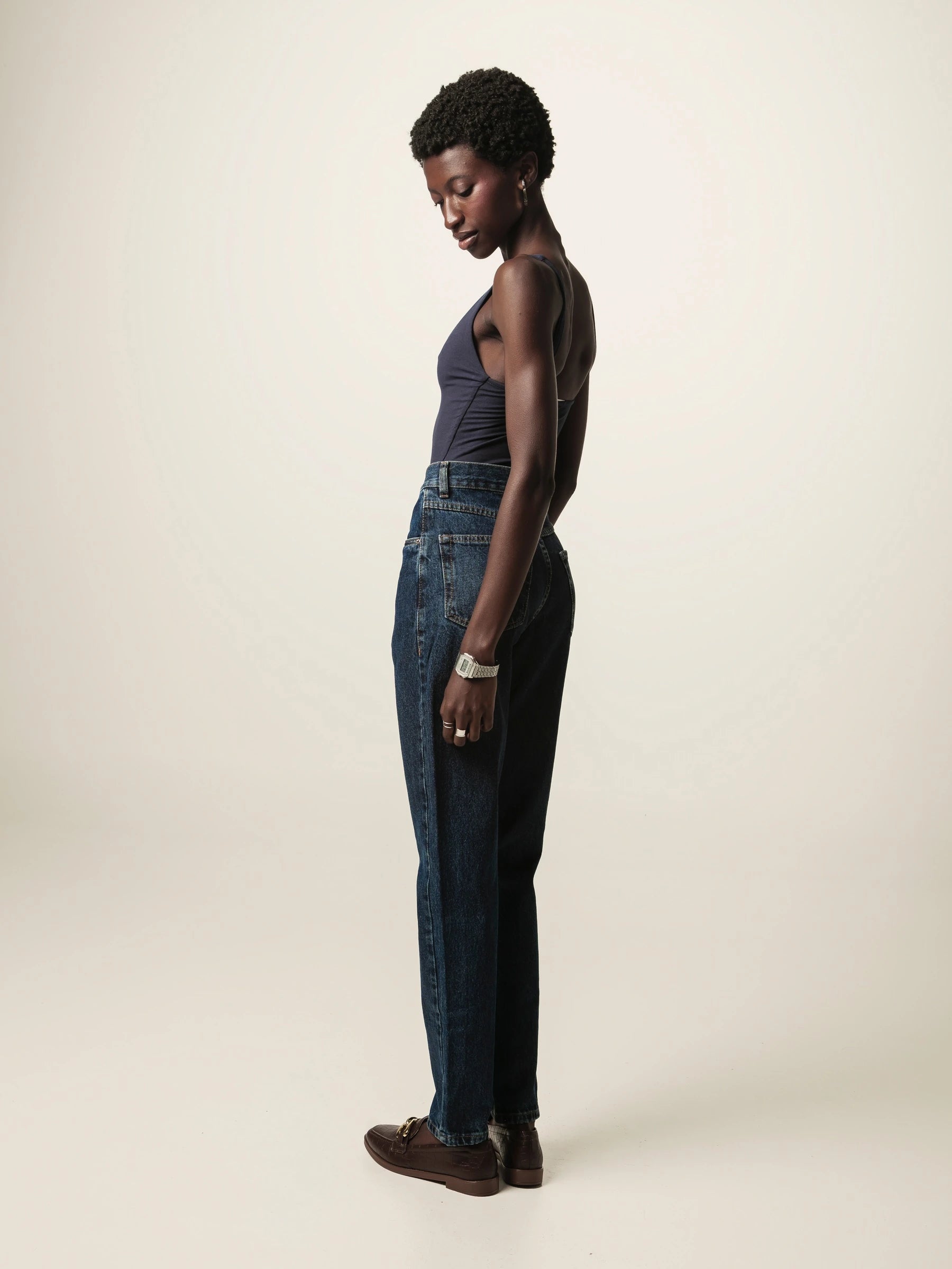 Calça Jeans Mom Jequitibá Azul Escuro Eco Denim™. Compre online moda sustentável e atemporal na Minimadeia. Roupas femininas estilosas, básicas e sustentáveis. Foto produto JUN26 08