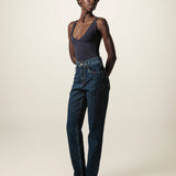 Calça Jeans Mom Jequitibá Azul Escuro Eco Denim™. Compre online moda sustentável e atemporal na Minimadeia. Roupas femininas estilosas, básicas e sustentáveis. Foto produto JUN26 09