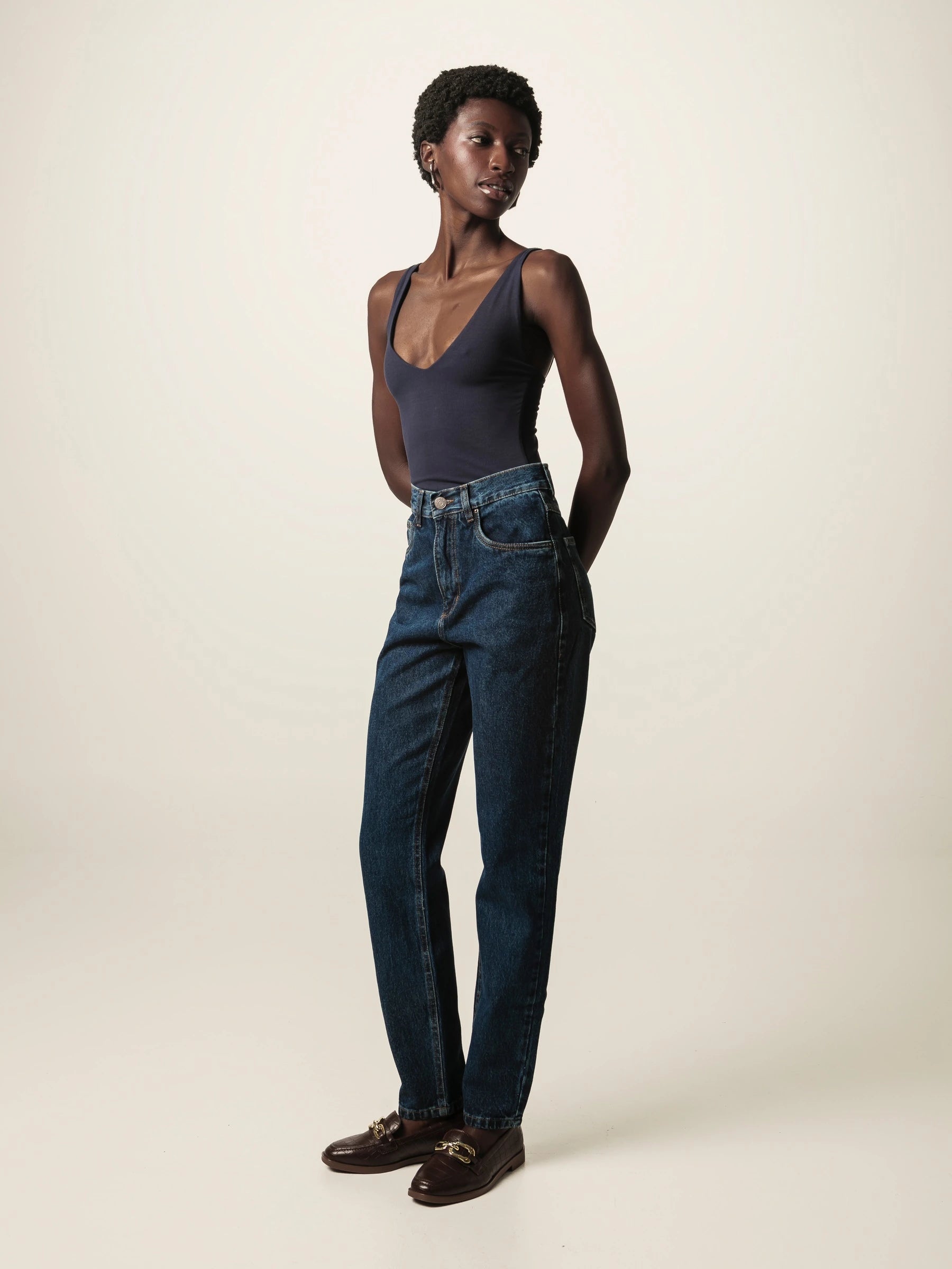 Calça Jeans Mom Jequitibá Azul Escuro Eco Denim™. Compre online moda sustentável e atemporal na Minimadeia. Roupas femininas estilosas, básicas e sustentáveis. Foto produto JUN26 09