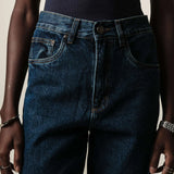 Calça Jeans Mom Jequitibá Azul Escuro Eco Denim™. Compre online moda sustentável e atemporal na Minimadeia. Roupas femininas estilosas, básicas e sustentáveis. Foto produto JUN26 10