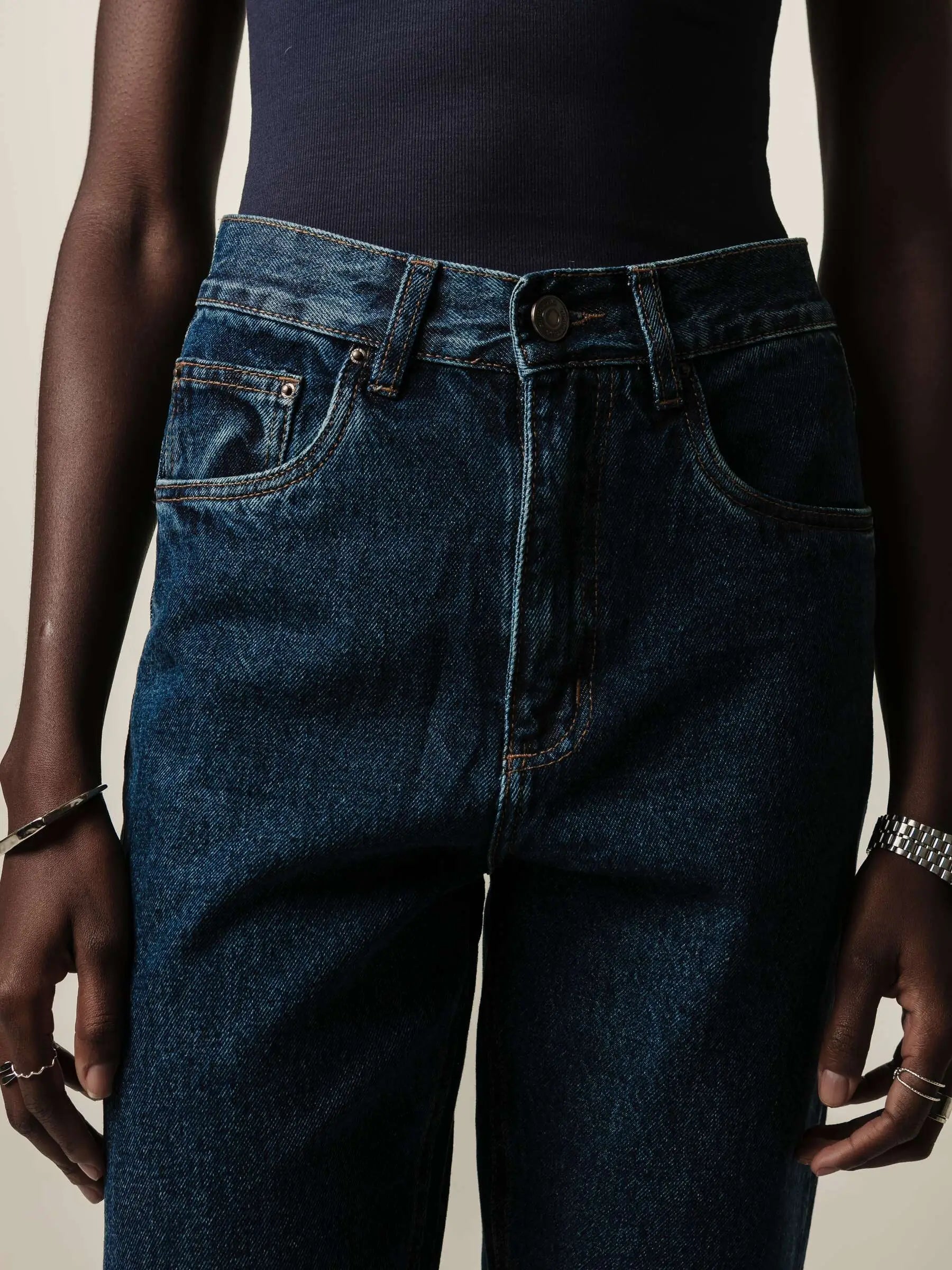 Calça Jeans Mom Jequitibá Azul Escuro Eco Denim™. Compre online moda sustentável e atemporal na Minimadeia. Roupas femininas estilosas, básicas e sustentáveis. Foto produto JUN26 10