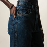 Calça Jeans Mom Jequitibá Azul Escuro Eco Denim™. Compre online moda sustentável e atemporal na Minimadeia. Roupas femininas estilosas, básicas e sustentáveis. Foto produto JUN26 11