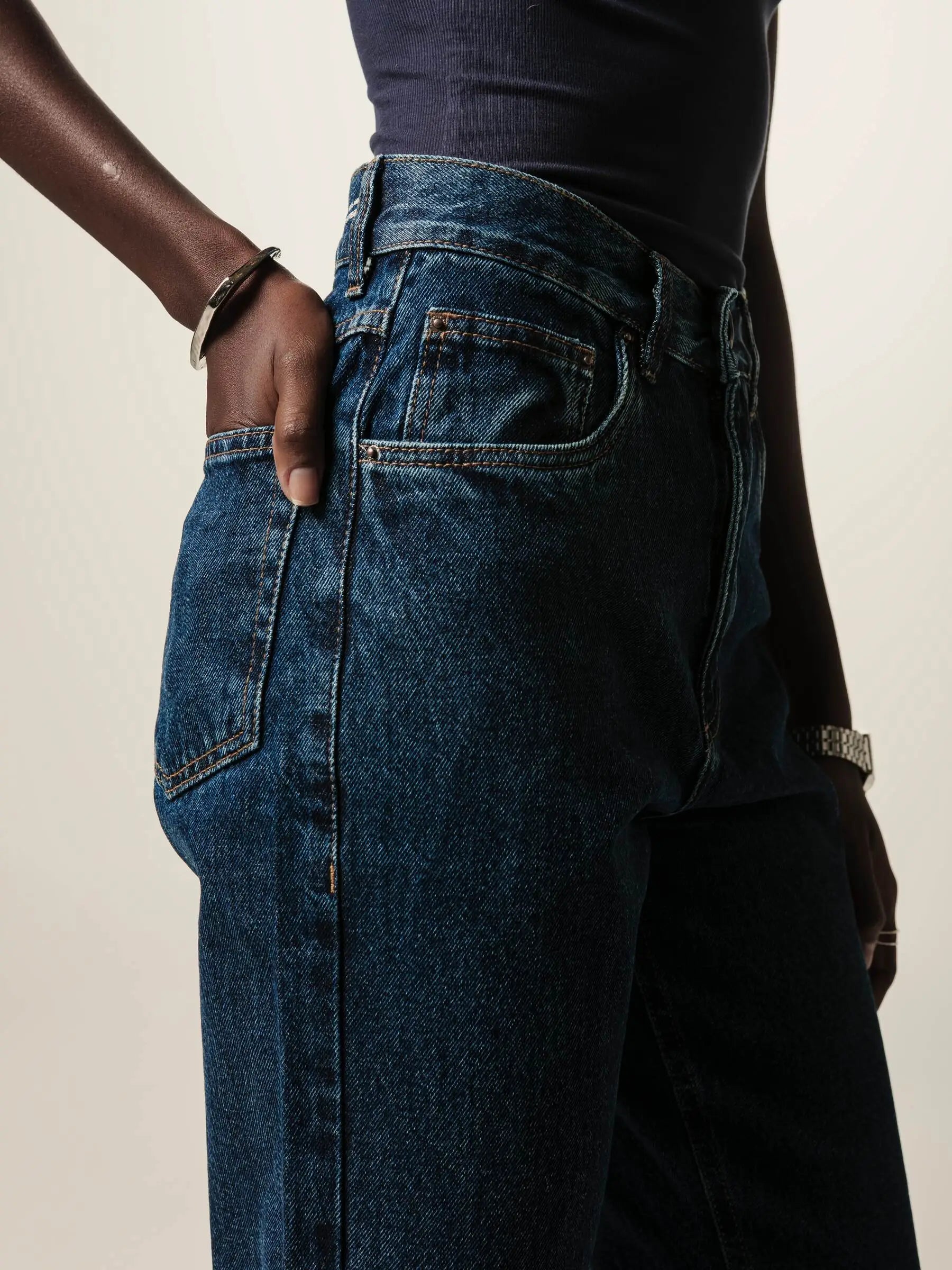 Calça Jeans Mom Jequitibá Azul Escuro Eco Denim™. Compre online moda sustentável e atemporal na Minimadeia. Roupas femininas estilosas, básicas e sustentáveis. Foto produto JUN26 11