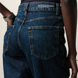 Calça Jeans Mom Jequitibá Azul Escuro Eco Denim™. Compre online moda sustentável e atemporal na Minimadeia. Roupas femininas estilosas, básicas e sustentáveis. Foto produto JUN26 12