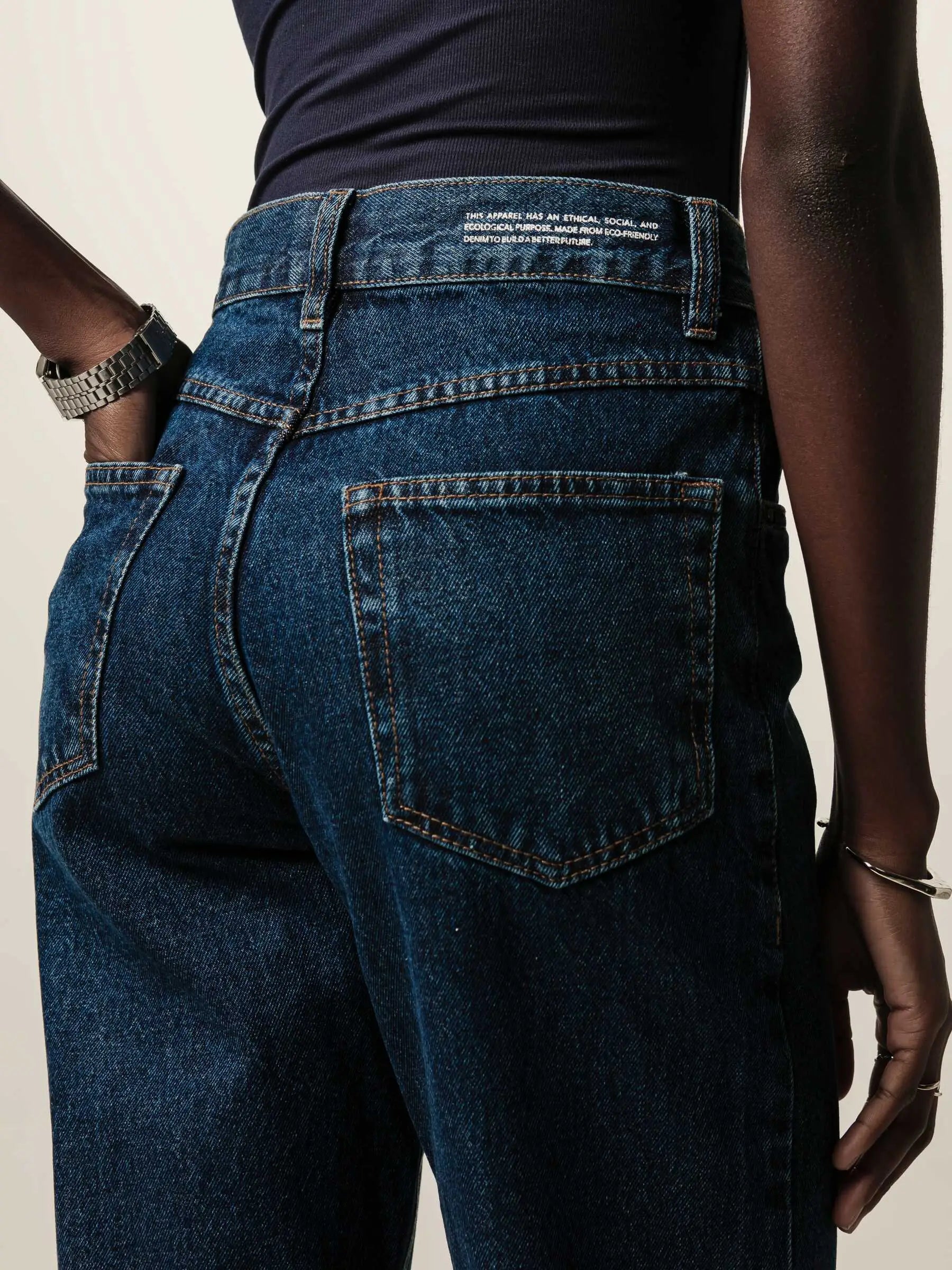 Calça Jeans Mom Jequitibá Azul Escuro Eco Denim™. Compre online moda sustentável e atemporal na Minimadeia. Roupas femininas estilosas, básicas e sustentáveis. Foto produto JUN26 12