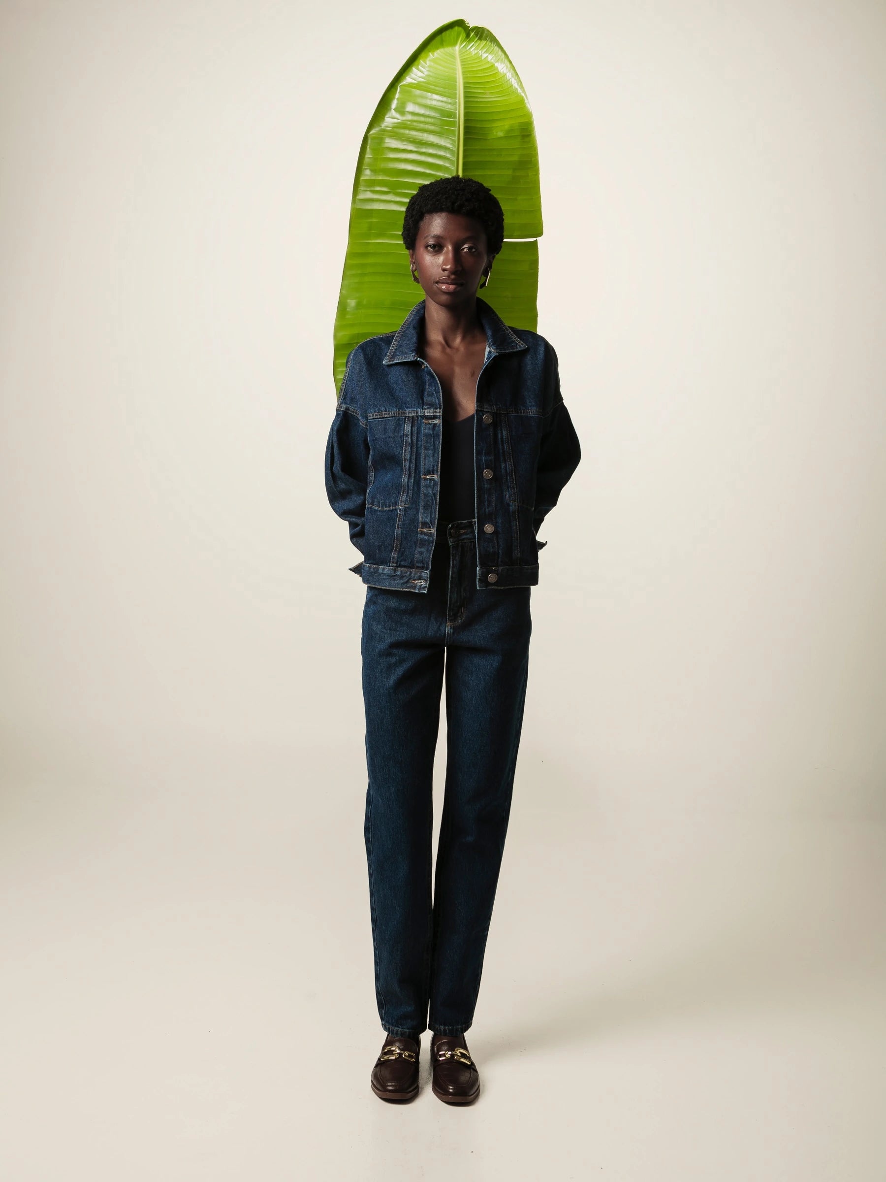 Calça Jeans Mom Jequitibá Azul Escuro Eco Denim™. Compre online moda sustentável e atemporal na Minimadeia. Roupas femininas estilosas, básicas e sustentáveis. Foto produto JUN26 13