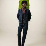 Calça Jeans Mom Jequitibá Azul Escuro Eco Denim™. Compre online moda sustentável e atemporal na Minimadeia. Roupas femininas estilosas, básicas e sustentáveis. Foto produto JUN26 14