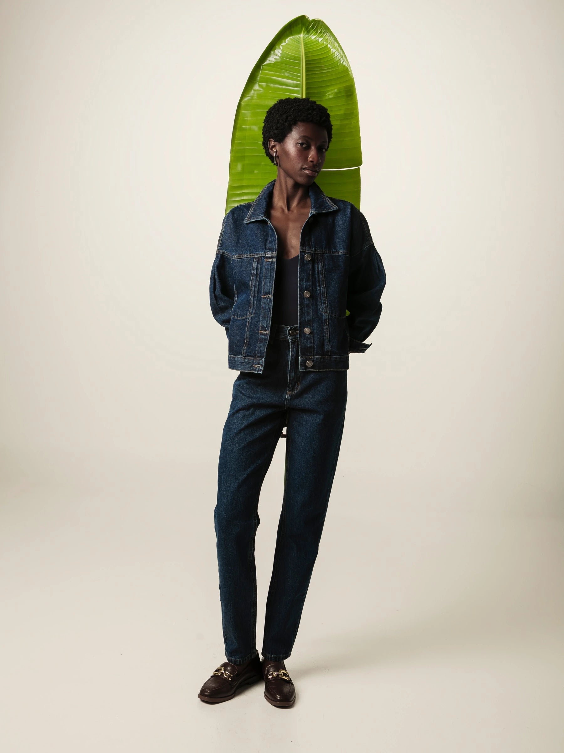 Calça Jeans Mom Jequitibá Azul Escuro Eco Denim™. Compre online moda sustentável e atemporal na Minimadeia. Roupas femininas estilosas, básicas e sustentáveis. Foto produto JUN26 14