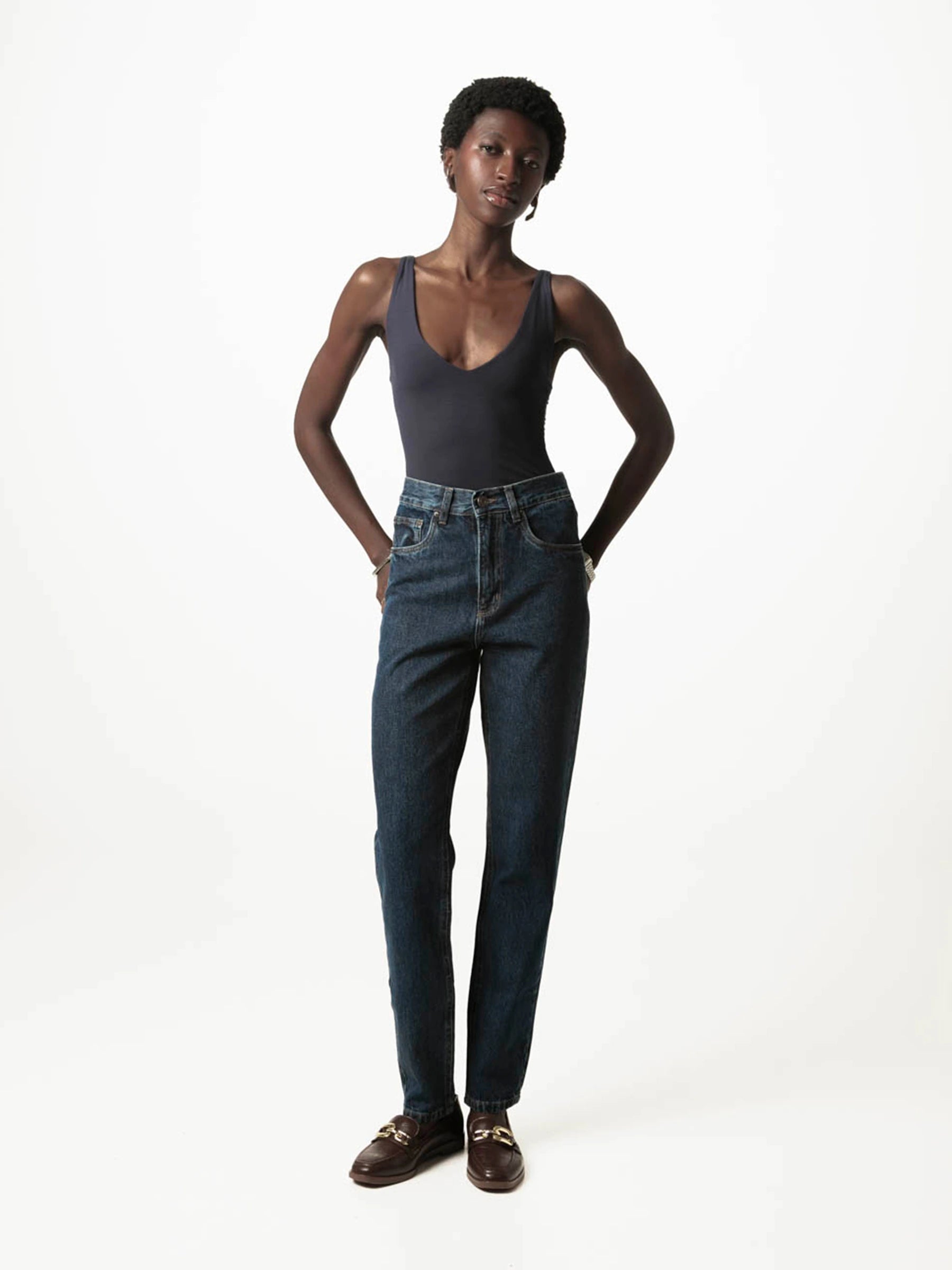 Calça Jeans Mom Jequitibá Azul Escuro Eco Denim™. Compre online moda sustentável e atemporal na Minimadeia. Roupas femininas estilosas, básicas e sustentáveis. Foto produto JUN26 Temporária 01