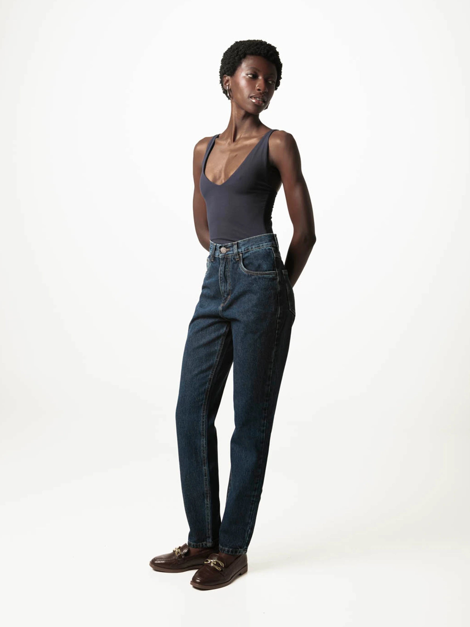 Calça Jeans Mom Jequitibá Azul Escuro Eco Denim™. Compre online moda sustentável e atemporal na Minimadeia. Roupas femininas estilosas, básicas e sustentáveis. Foto produto JUN26 Temporária 05