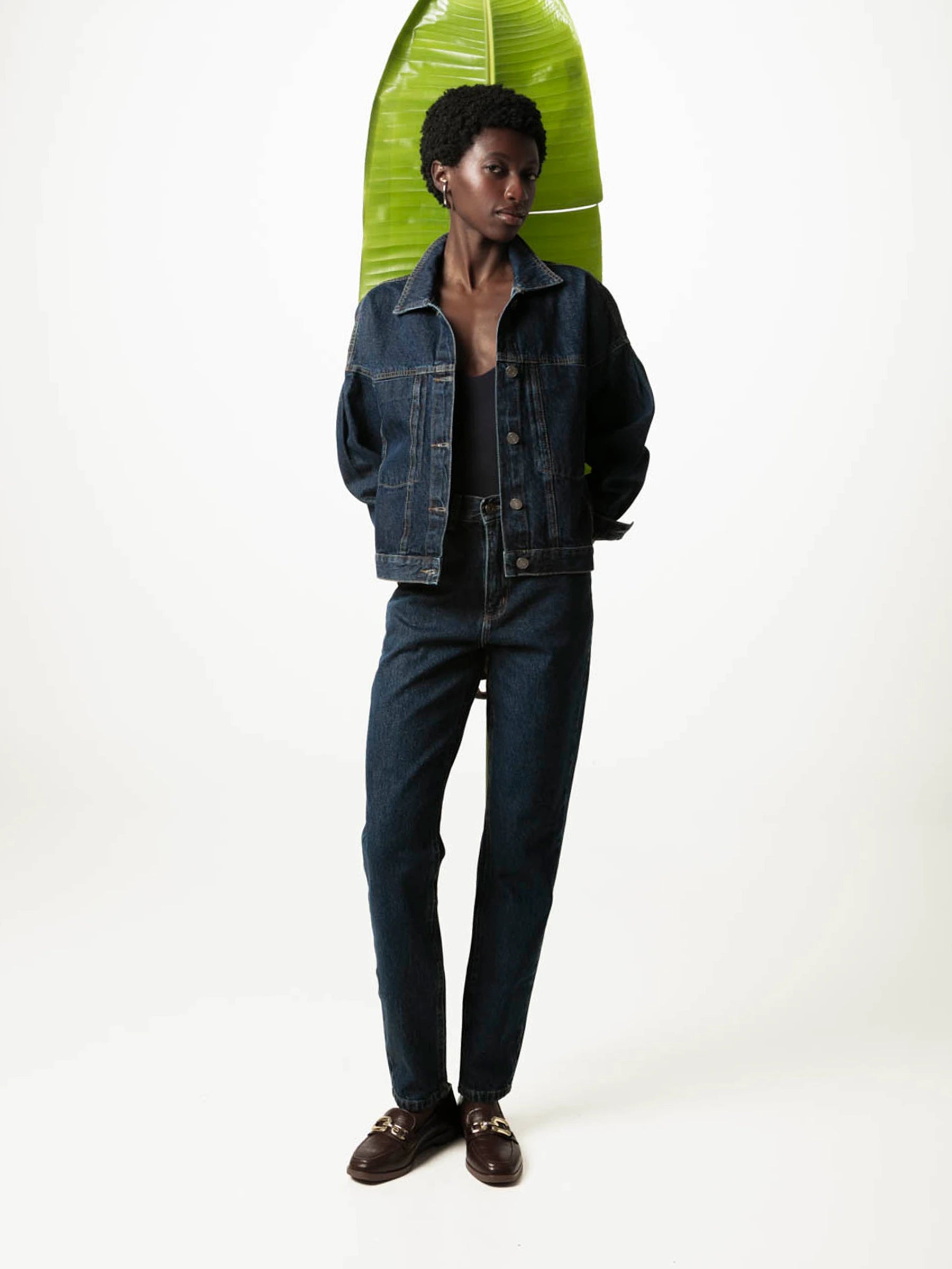 Calça Jeans Mom Jequitibá Azul Escuro Eco Denim™. Compre online moda sustentável e atemporal na Minimadeia. Roupas femininas estilosas, básicas e sustentáveis. Foto produto JUN26 Temporária 10