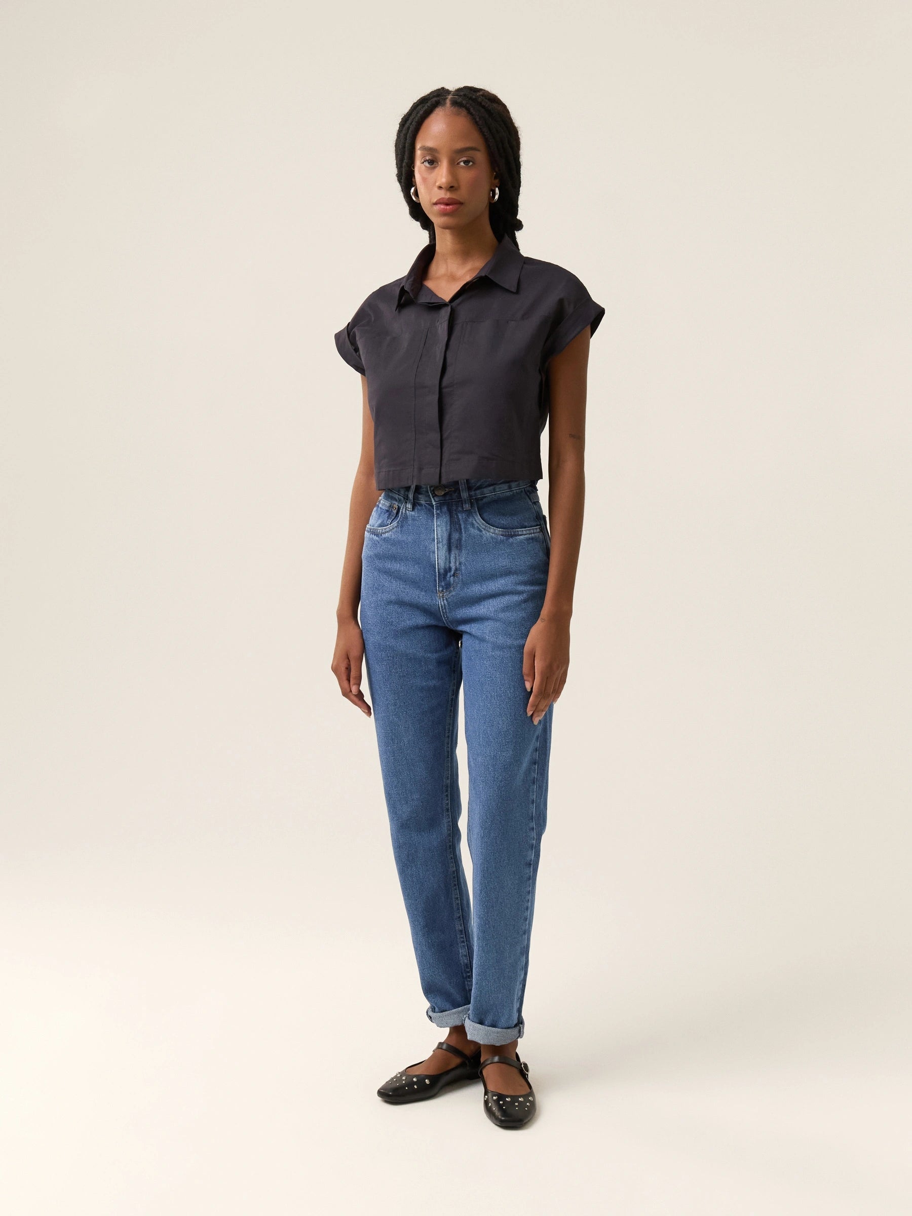 Calça Jeans Mom Jequitibá Azul Médio Eco Denim™. Compre online moda sustentável e atemporal na Minimadeia. Roupas femininas estilosas, básicas e sustentáveis. Foto produto 11