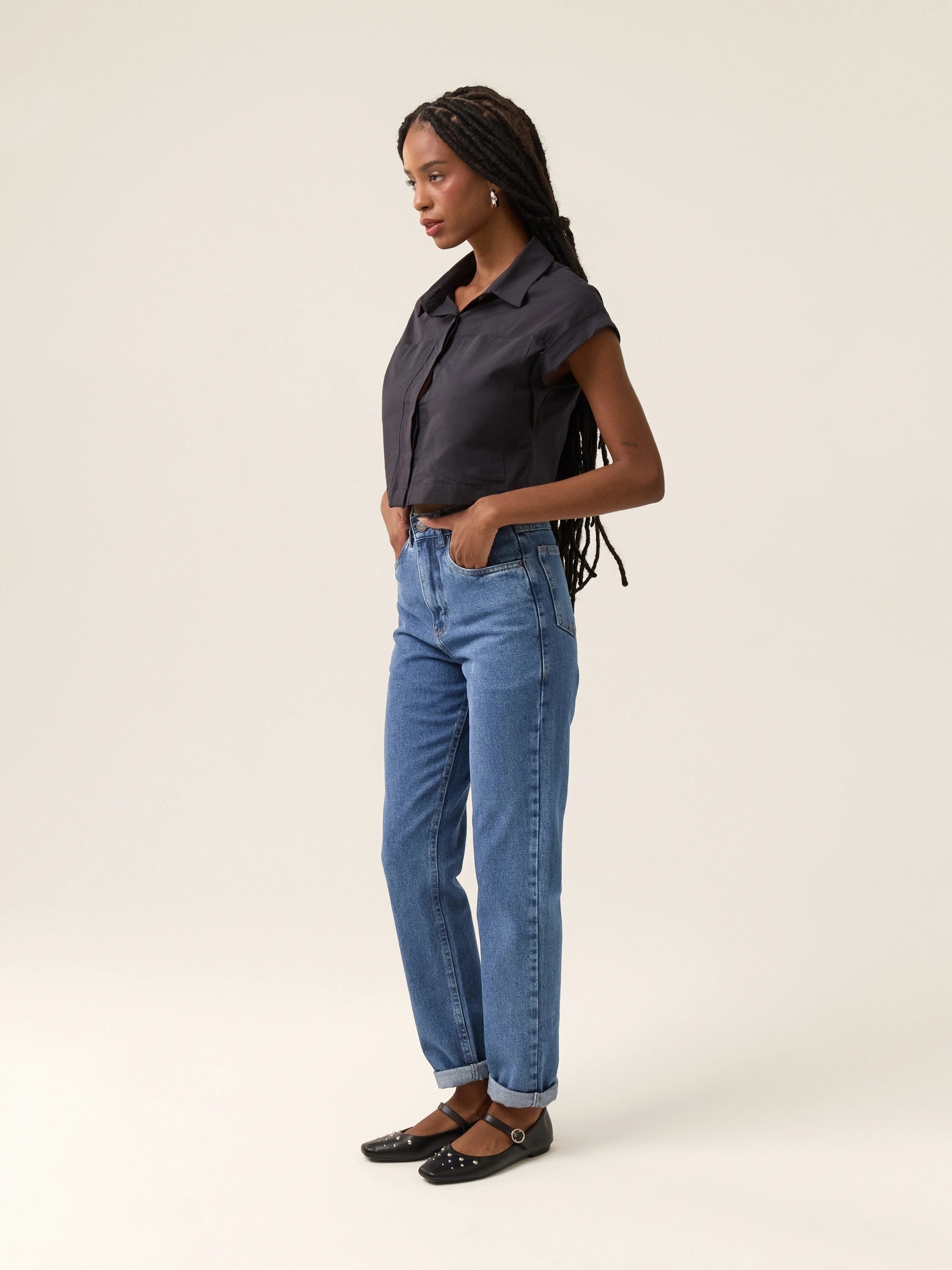 Calça Jeans Mom Jequitibá Azul Médio Eco Denim™. Compre online moda sustentável e atemporal na Minimadeia. Roupas femininas estilosas, básicas e sustentáveis. Foto produto 12