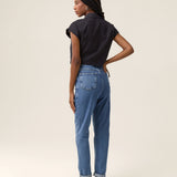 Calça Jeans Mom Jequitibá Azul Médio Eco Denim™. Compre online moda sustentável e atemporal na Minimadeia. Roupas femininas estilosas, básicas e sustentáveis. Foto produto 13