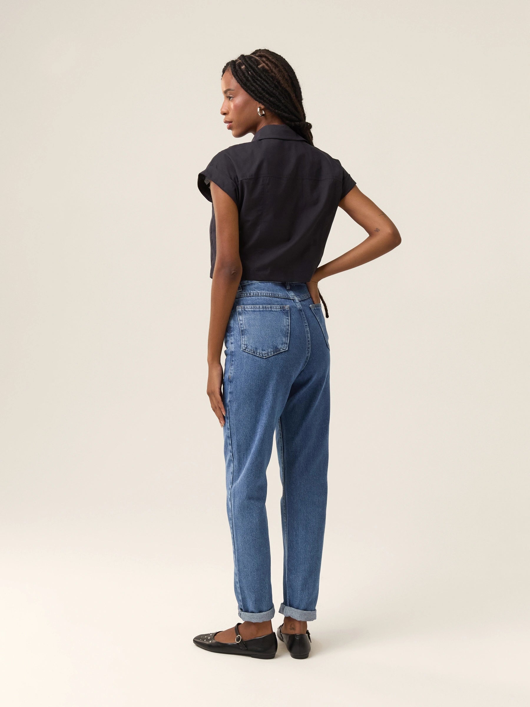 Calça Jeans Mom Jequitibá Azul Médio Eco Denim™. Compre online moda sustentável e atemporal na Minimadeia. Roupas femininas estilosas, básicas e sustentáveis. Foto produto 13