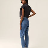 Calça Jeans Mom Jequitibá Azul Médio Eco Denim™. Compre online moda sustentável e atemporal na Minimadeia. Roupas femininas estilosas, básicas e sustentáveis. Foto produto 14