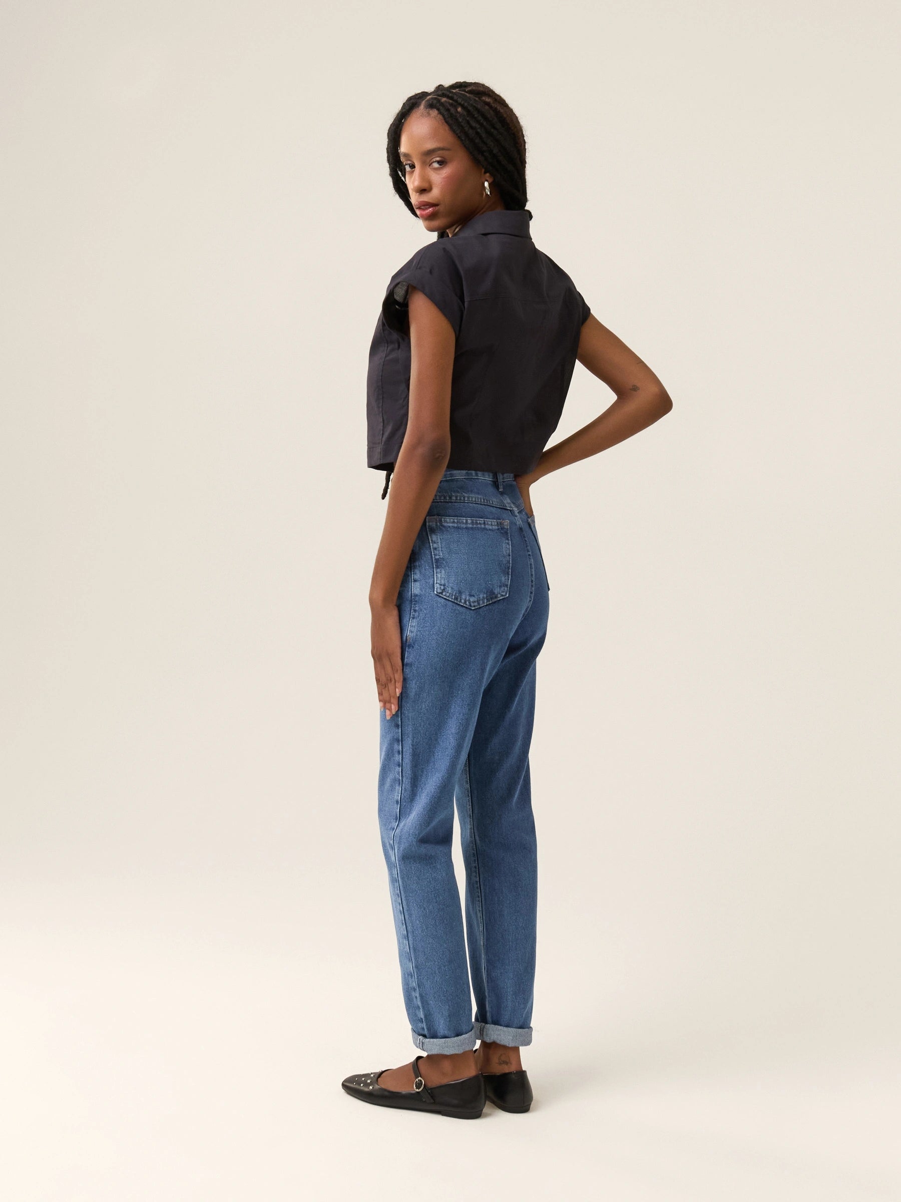 Calça Jeans Mom Jequitibá Azul Médio Eco Denim™. Compre online moda sustentável e atemporal na Minimadeia. Roupas femininas estilosas, básicas e sustentáveis. Foto produto 14