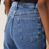 Calça Jeans Mom Jequitibá Azul Médio Eco Denim™. Compre online moda sustentável e atemporal na Minimadeia. Roupas femininas estilosas, básicas e sustentáveis. Foto produto 16